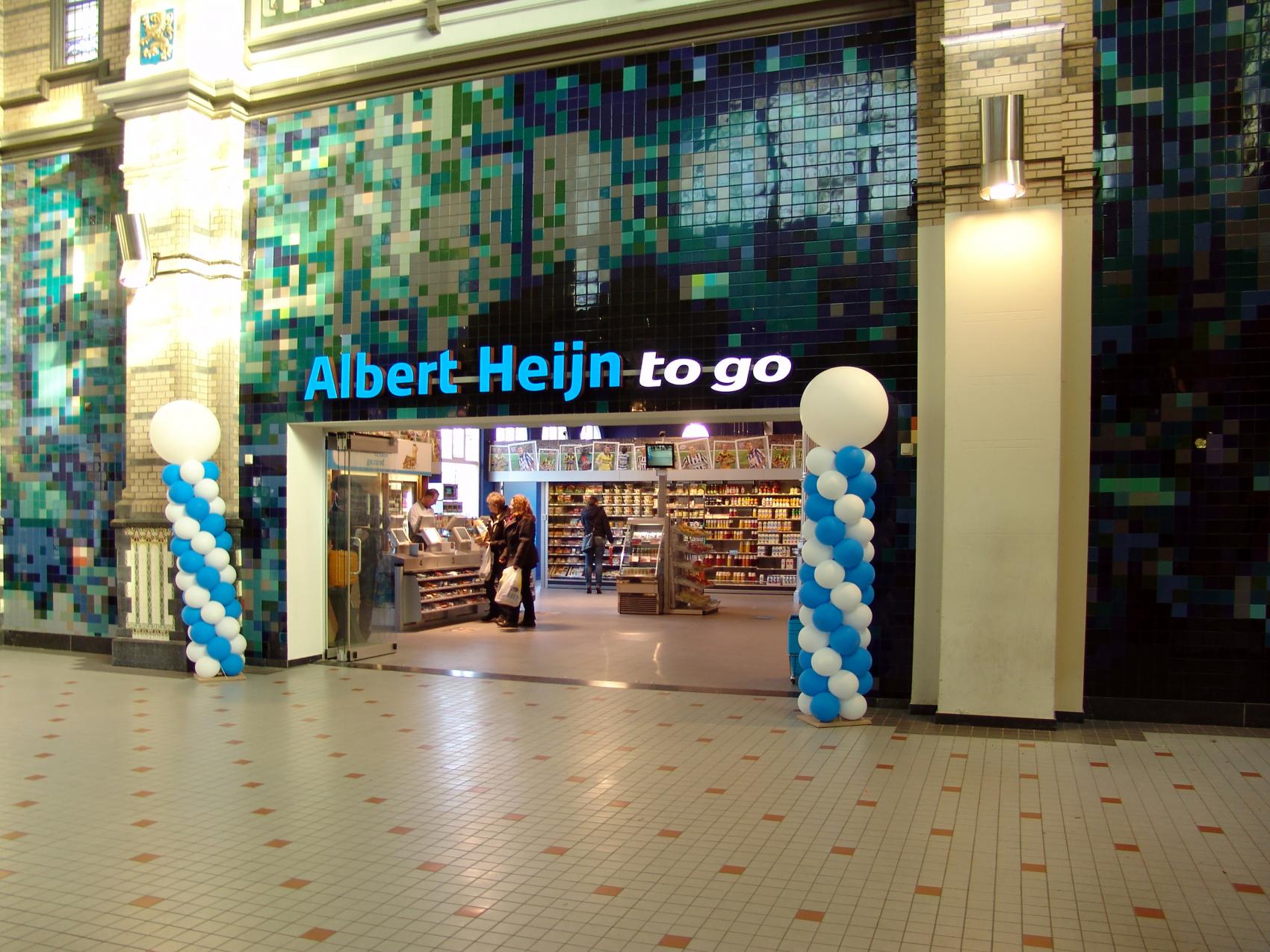 entree met aangeheeld kunstwerk in stationshal