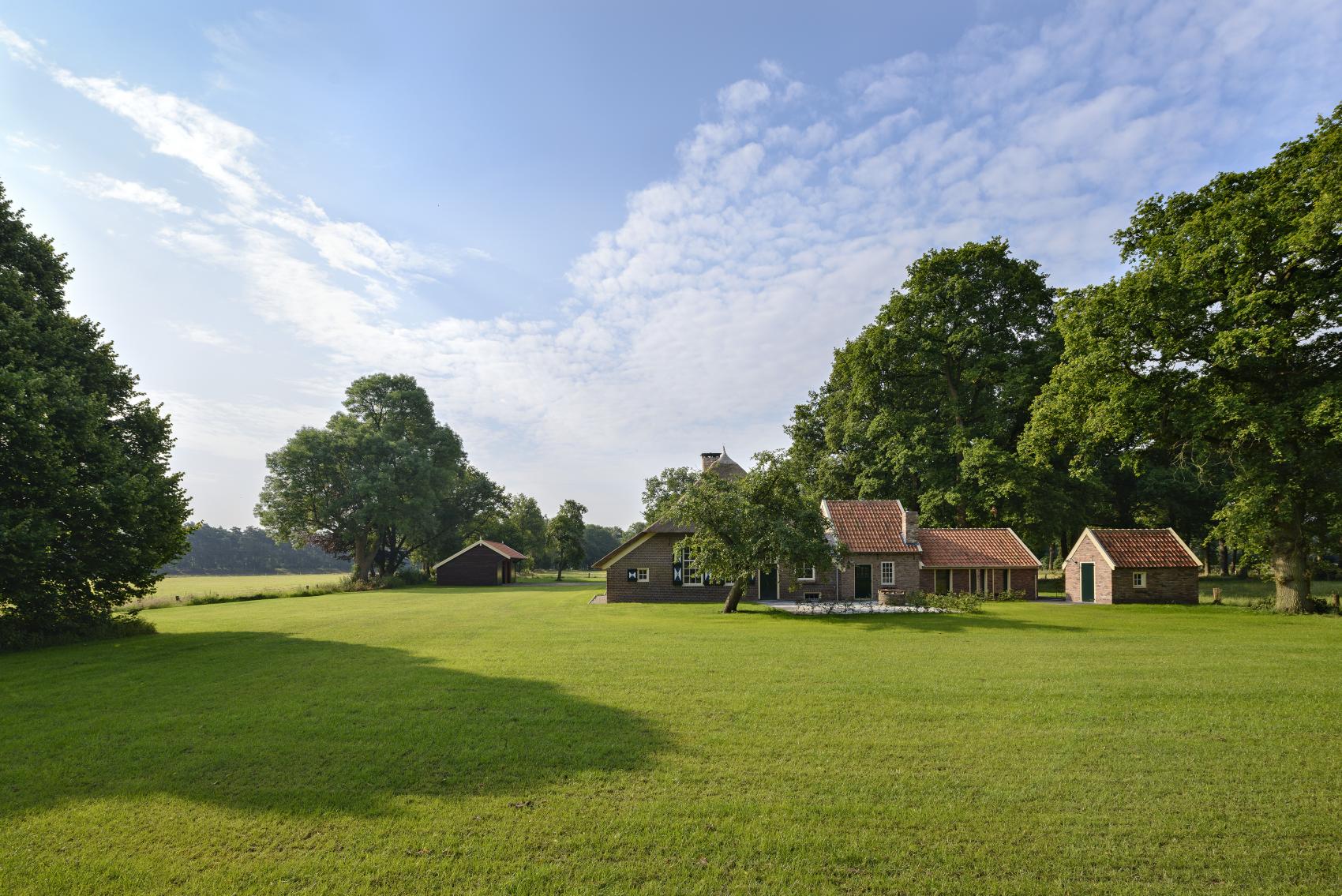 overzicht boerderij met bijgebouwen