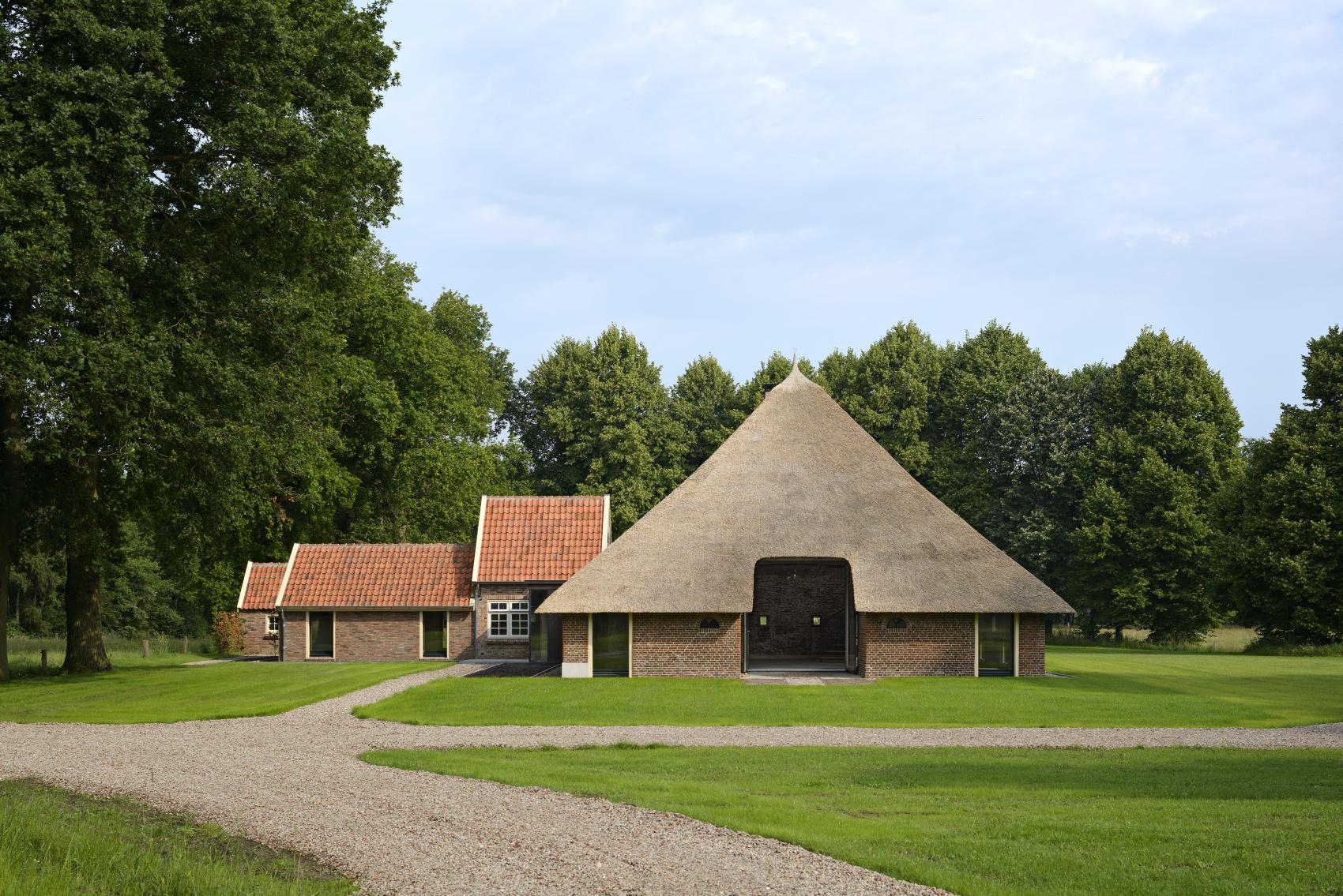 schuurdeuren naar de deel staan open