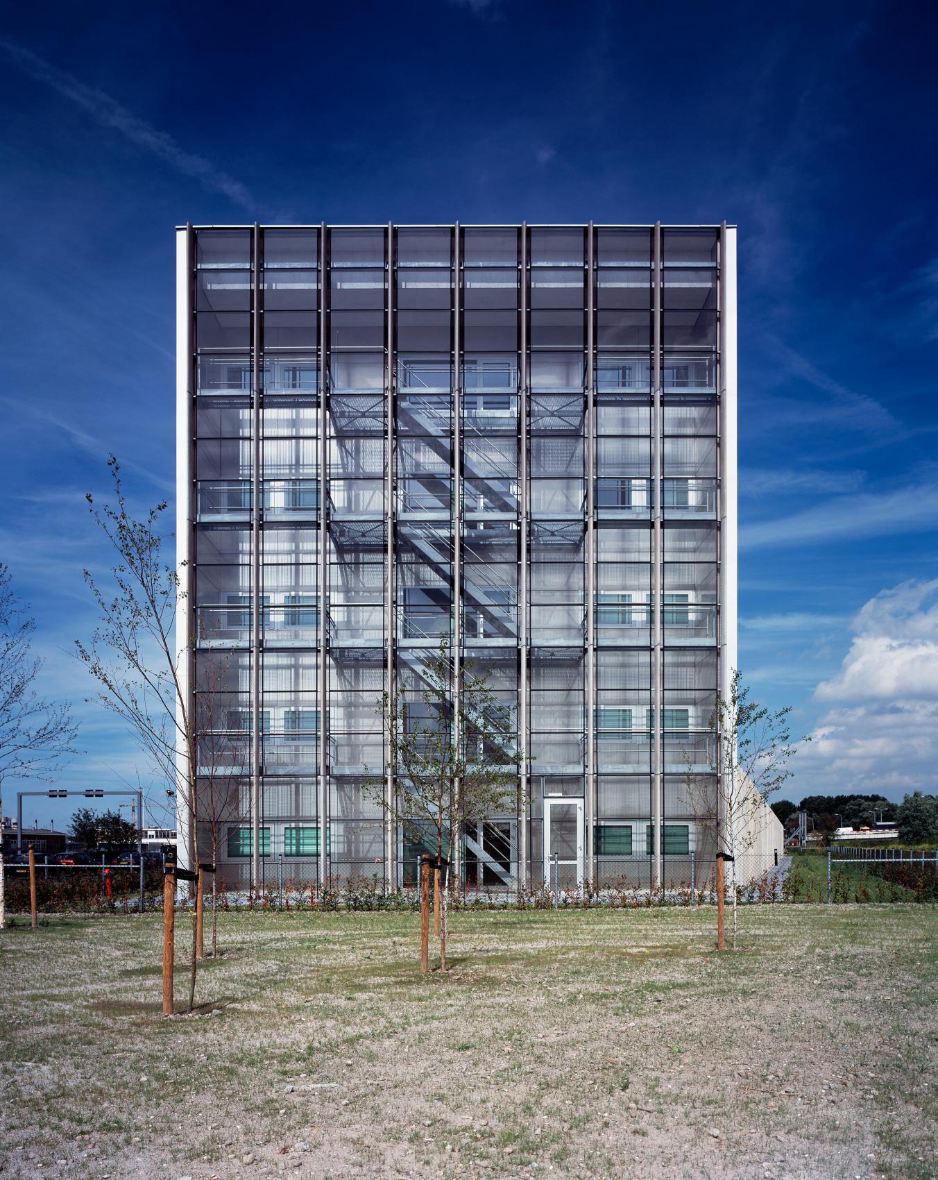 open trappenhuisgevel met daglicht in middengang