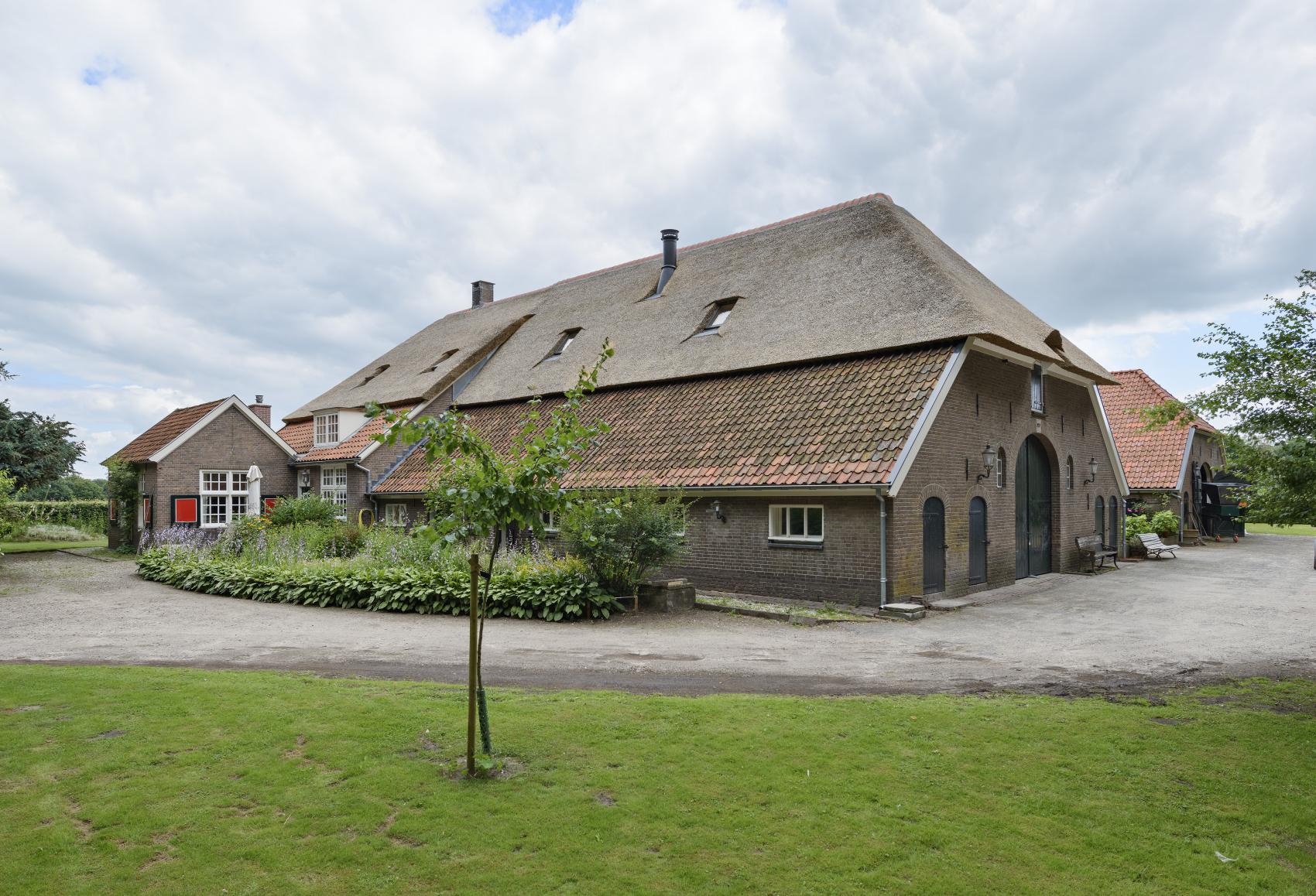 overzicht boerderijen en schuren op het erf