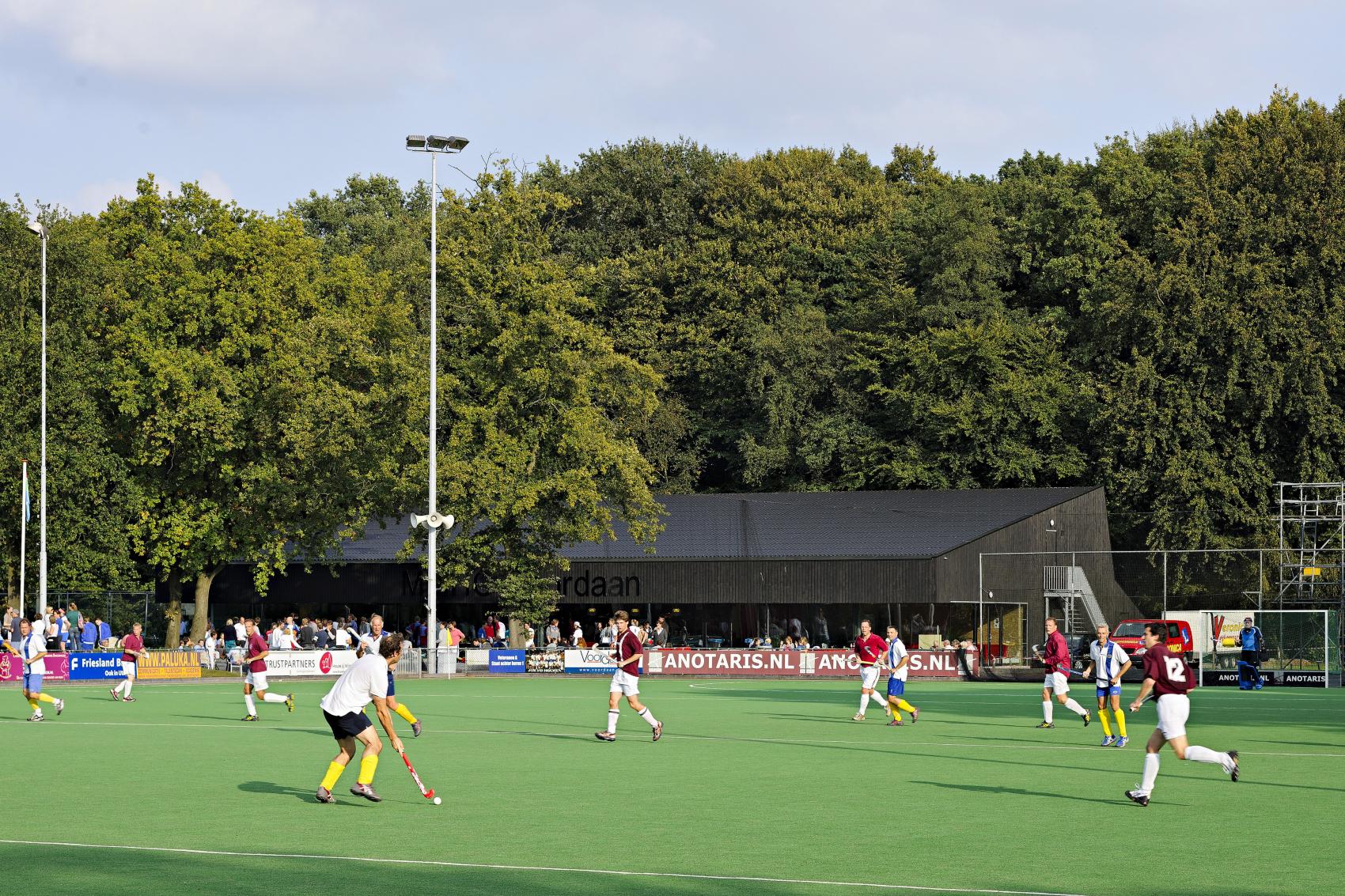 clubhuis gezien vanaf het eerste veld