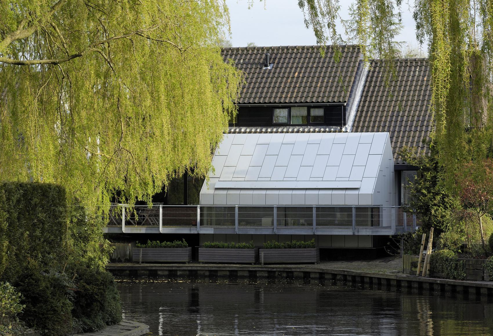 raamstrook boven terras en verholen goot